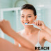 Зубная щетка средней жесткости Reach Межзубная чистка 1 шт, цвет в ассортименте